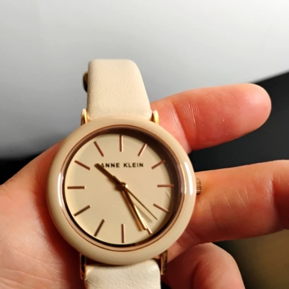 Vintage Anne Klein Womens Quartz Watch Beige  with Rose Gold Accents Model Y121F